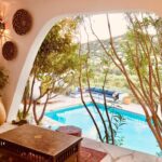 Vue sur la piscine la villa