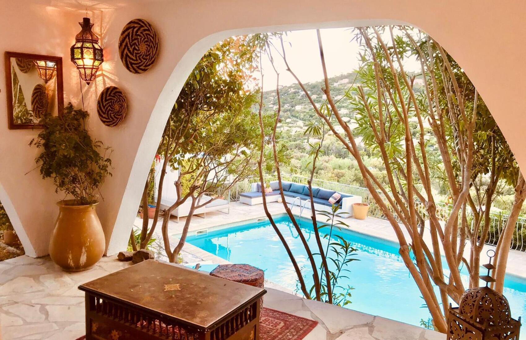 Vue sur la piscine la villa