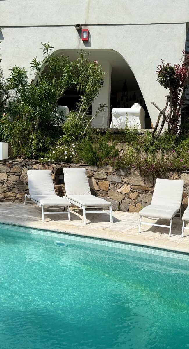 4 transats au bord de la piscine